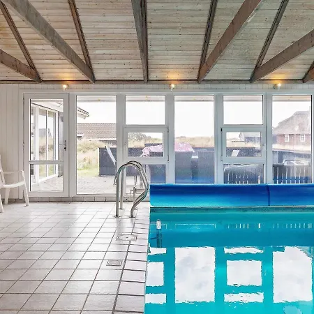 8 Person In Blavand-by Traum