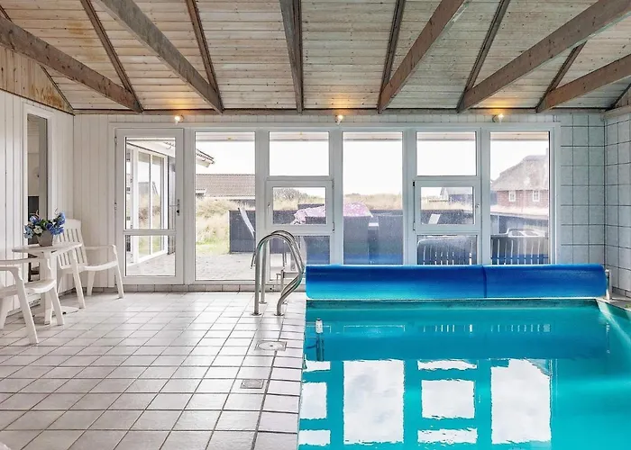 8 Person In Blavand-by Traum